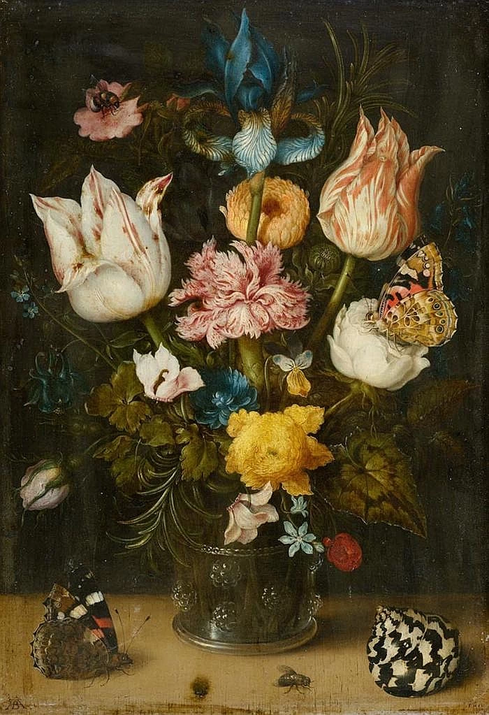 Bouquet con tulipani, un iris, garofano, ciclamino, calendula, nontiscordardime, qualche foglia di rosmarino e altri fiori